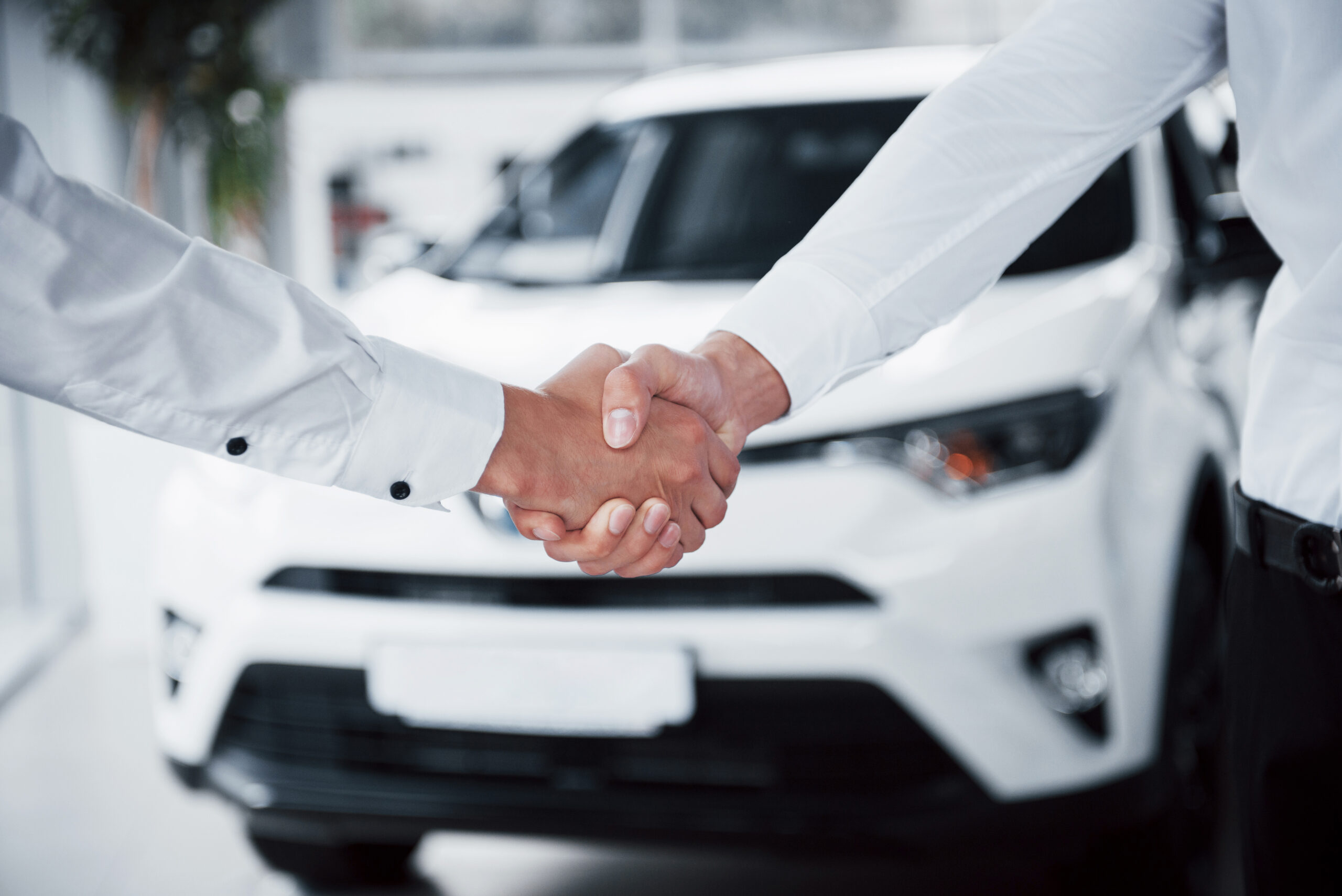 personas vendiendo coche | Adoptamos tu Coche