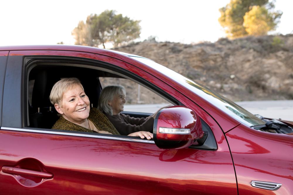 Dos mujeres mayores viajando en coche